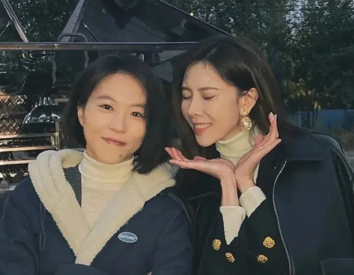 窦靖童（左）和宋妍霏因《她的生存之道》结识。（互联网）