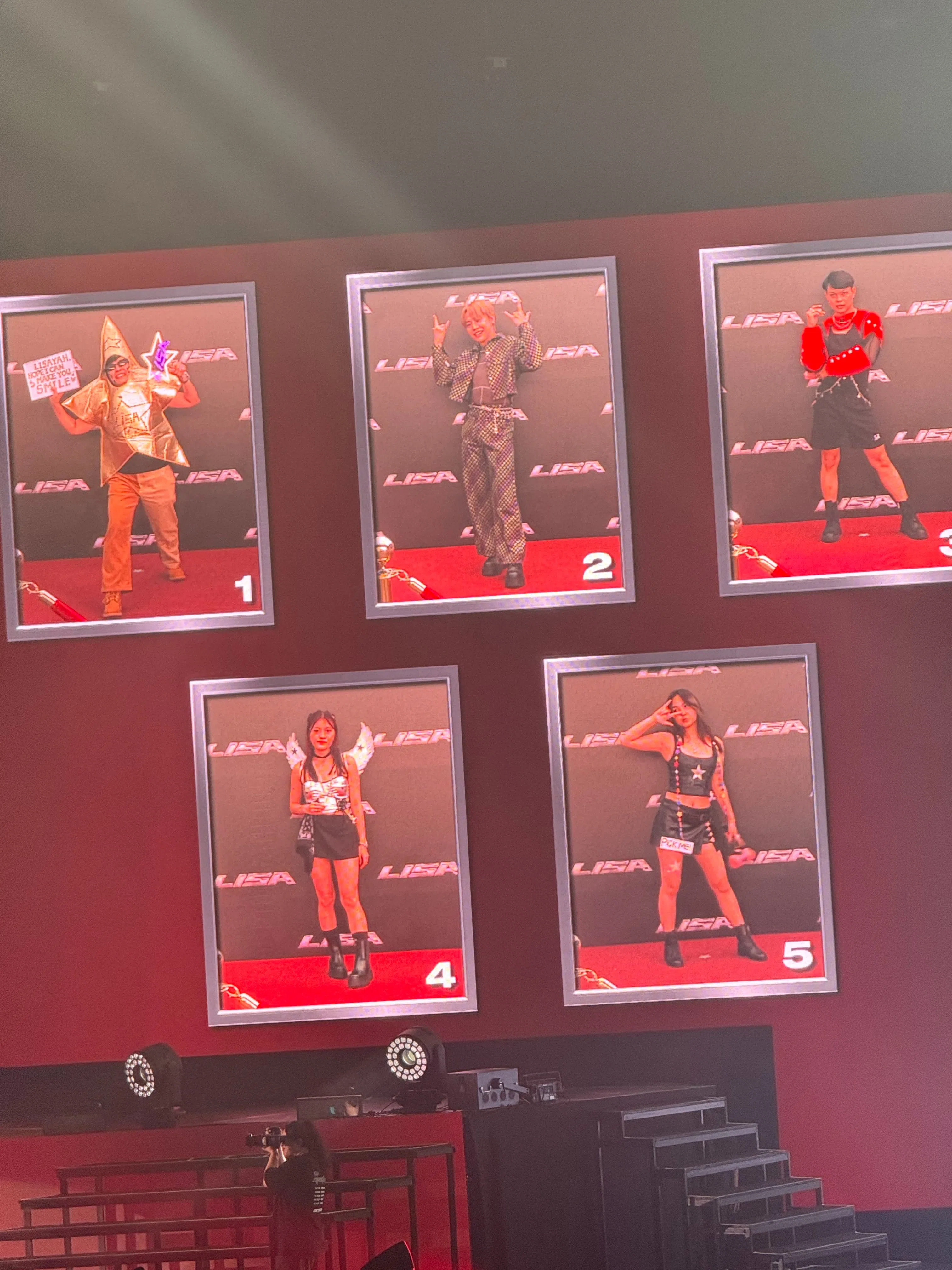 五个幸运粉丝上台和Lisa互动。（蓝靖仪摄）