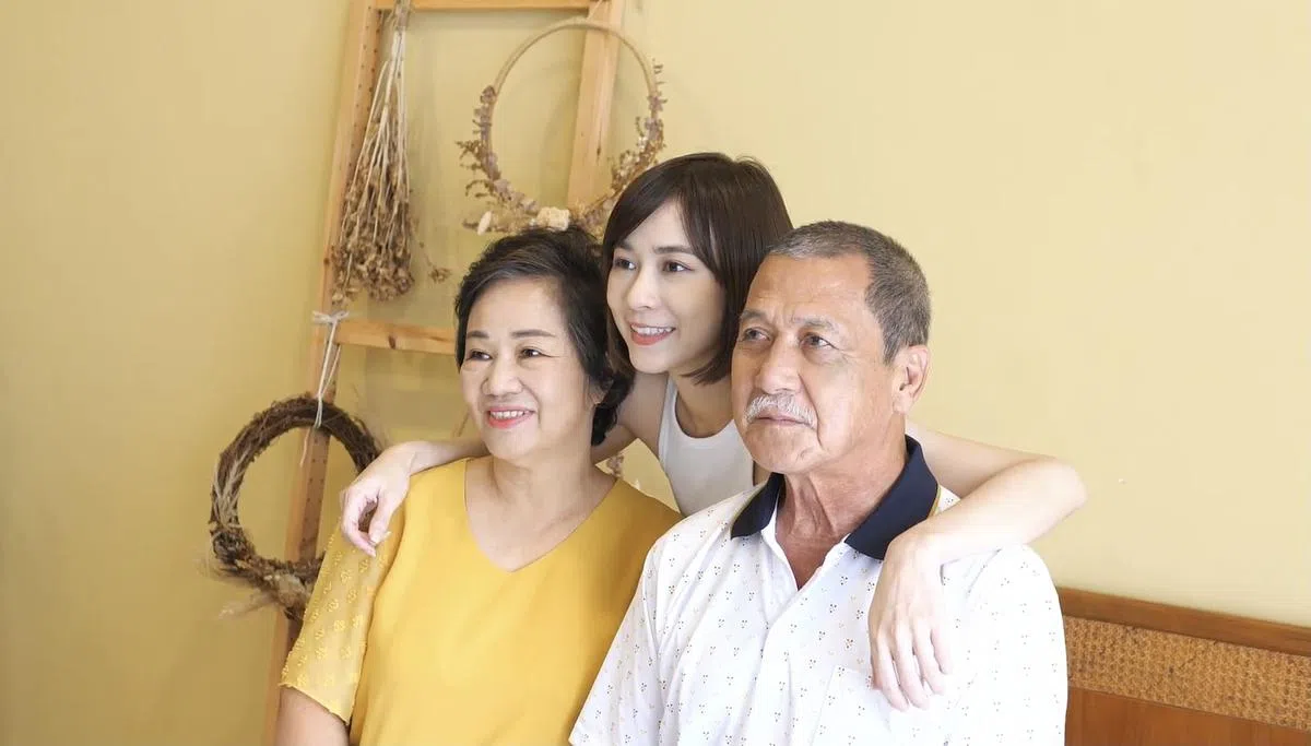 郑六月这趟回家和父母拍下全家福。（新传媒提供）