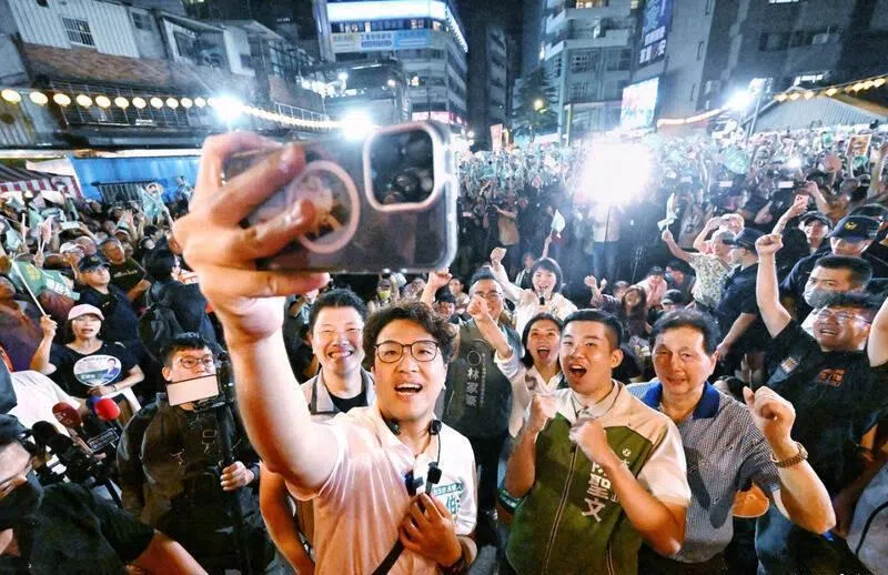 民进党台北市长候选人沈伯洋（中）近期走进市场、夜市扫街，吸引大批支持者到场。（自由时报）