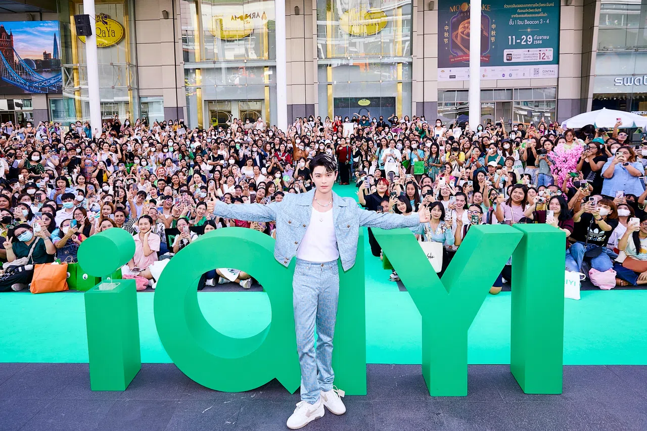 丁禹兮2023年携《七时吉祥》到泰国曼谷办粉丝见面会。（取自微博）