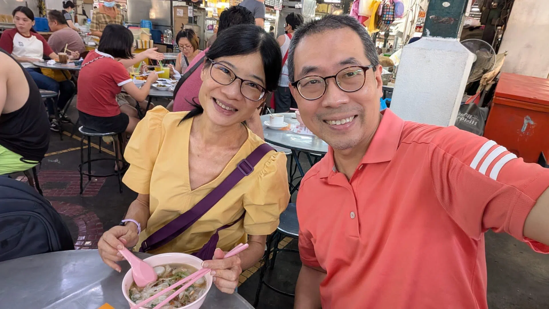 谢如昌（右）说，他一直尽力为妻子创造美好的回忆，会带妻子去超市、看花展，这些就能够让她感到满足。（受访者提供）