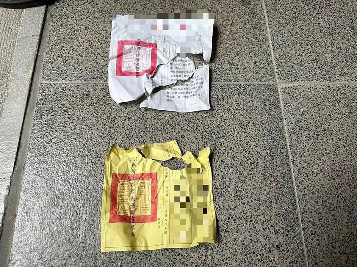 新北市一名45岁男子在投票所撕毁两张选票。（自由时报）