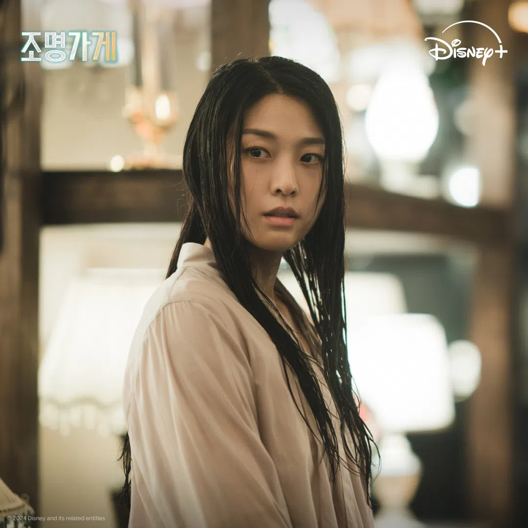 偶像女团出身的金雪炫在剧中饰演拖着行李箱的诡异女子李至永。（取自Disneypluskr IG）