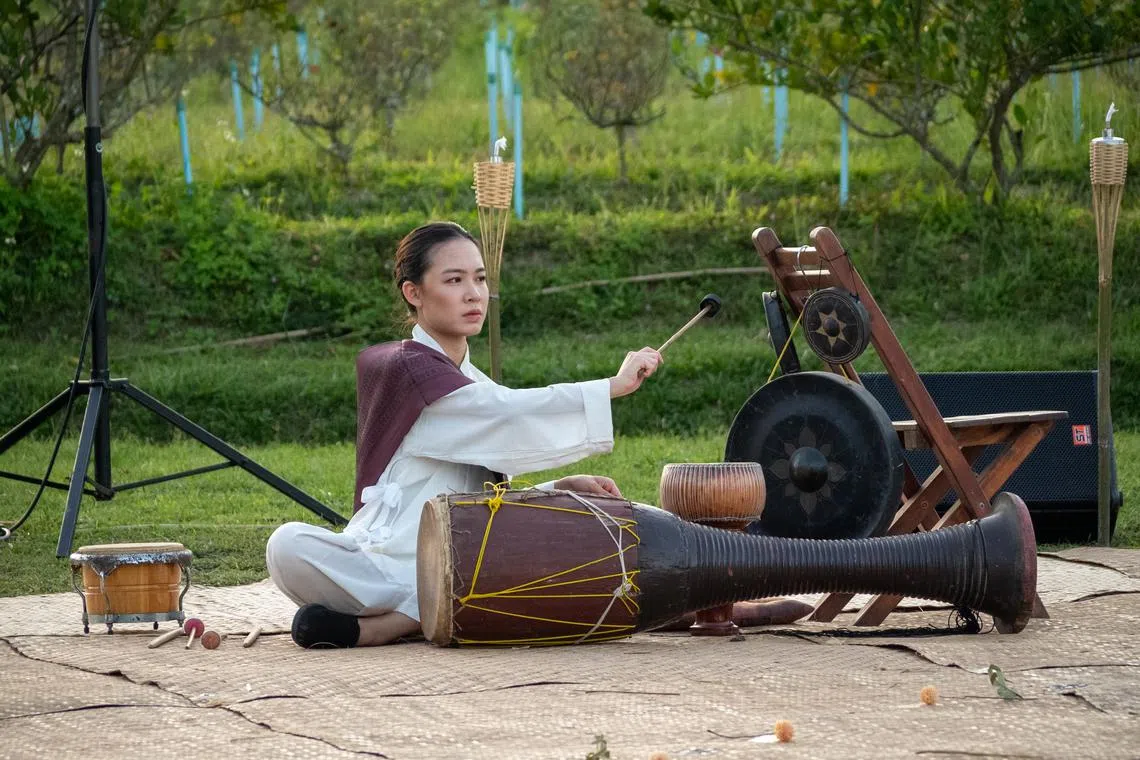 演员文诗恩在《桑信赛》上演奏泰国长鼓。（Toy肥料厂提供）