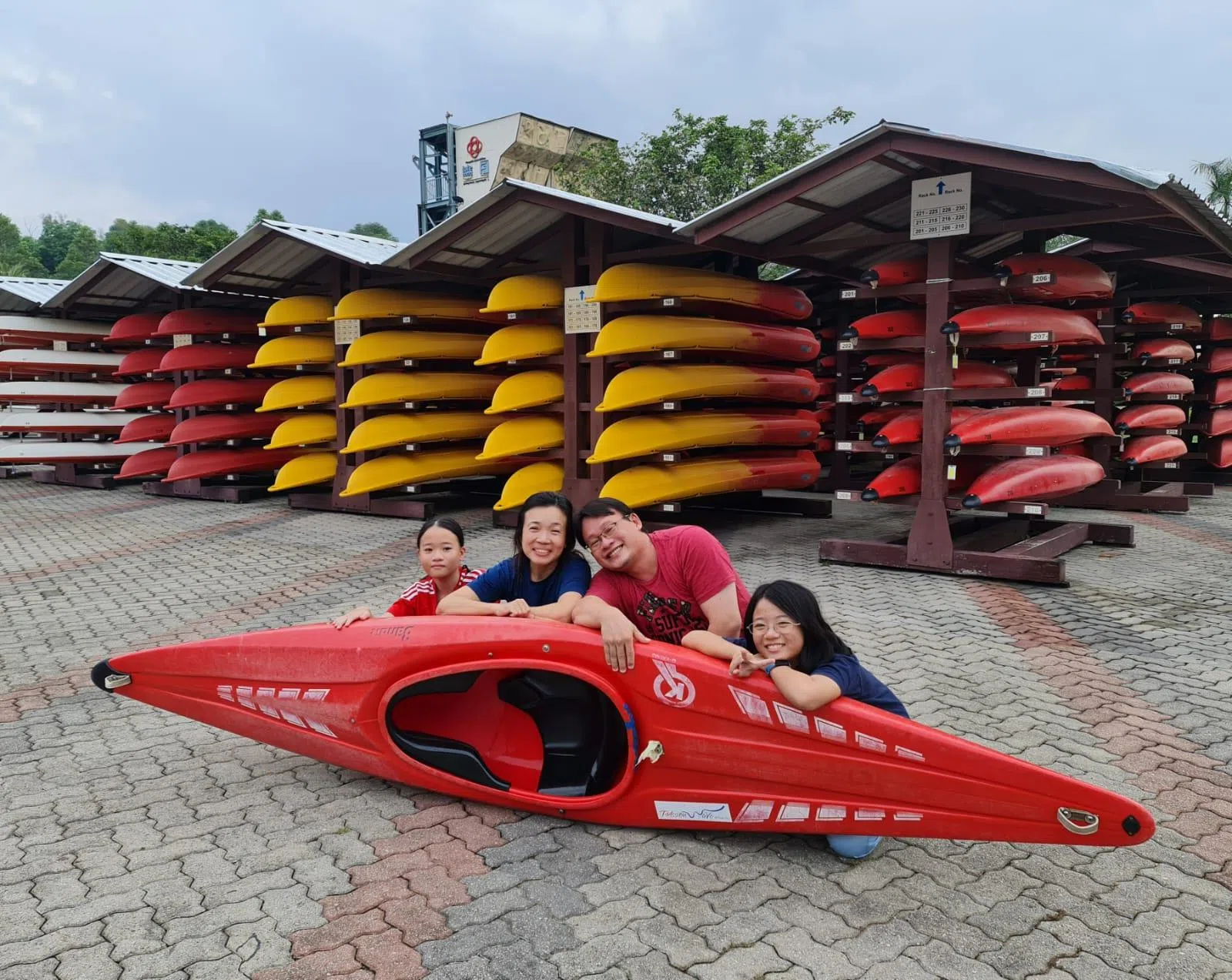 林宝强全力支持太太王佳慧（左二）和两个女儿林鑫瑜（左一）和林可嵛划皮艇。（受访者提供）