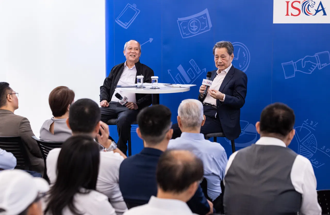新加坡特许会计师协会（ISCA）举办的董事会指导活动以“炉边对话会”形式进行。这是协会开办的公司董事大师班计划的一部分。面向镜头者是永泰控股主席兼董事经理及淡马锡控股副主席郑维强（右）和主持人ISCA杰出终身会员文传甫。（新加坡特许会计师协会提供）