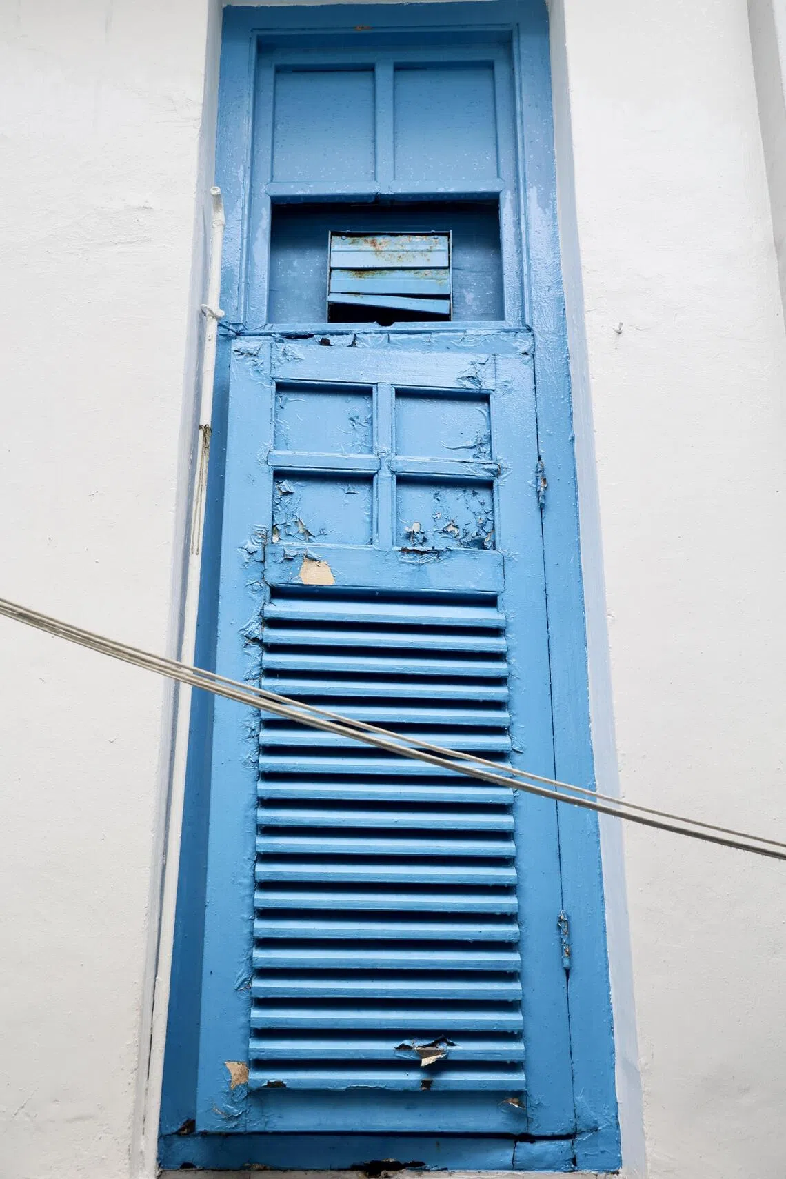 校舍原有的木制长窗如今所剩无几，多改为玻璃窗。（郑一鸣摄）