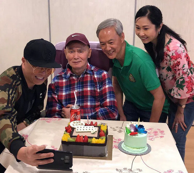 2019年刘家辉（左二）生日，欧阳震华（左一）、资深演员陈荣峻（右二）和太太吴香伦（右一）一起为他庆生。（互联网）