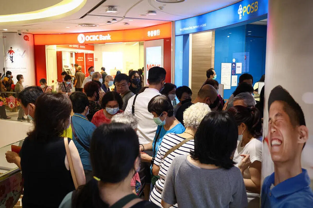 盛港勘宝坊（Compass One）的银行外面出现排队人潮。（李健玮摄）