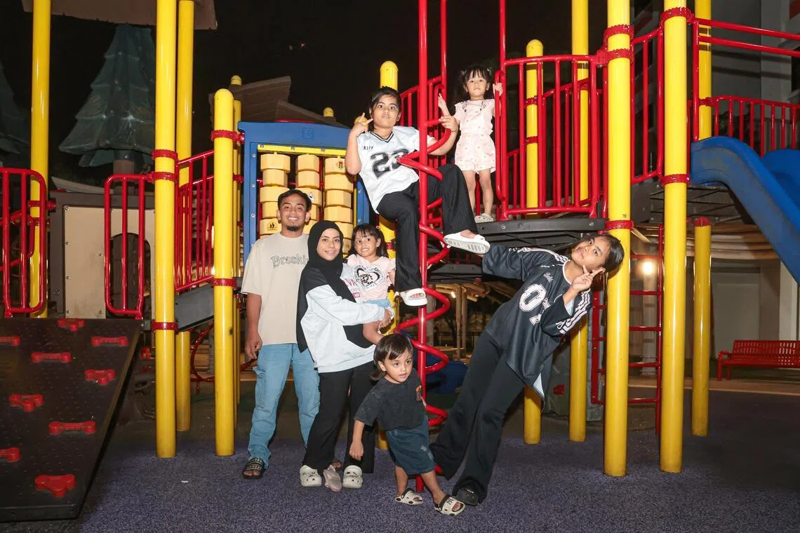 胡露（左二）和丈夫哈菲滋（左一）育有五个年幼子女，去年初加入提升版社区联系计划之后，受惠于学前教育和就业援助配套，目前正逐步迈向财务稳定，准备几年后实现购买组屋的目标。（李冠卫摄）