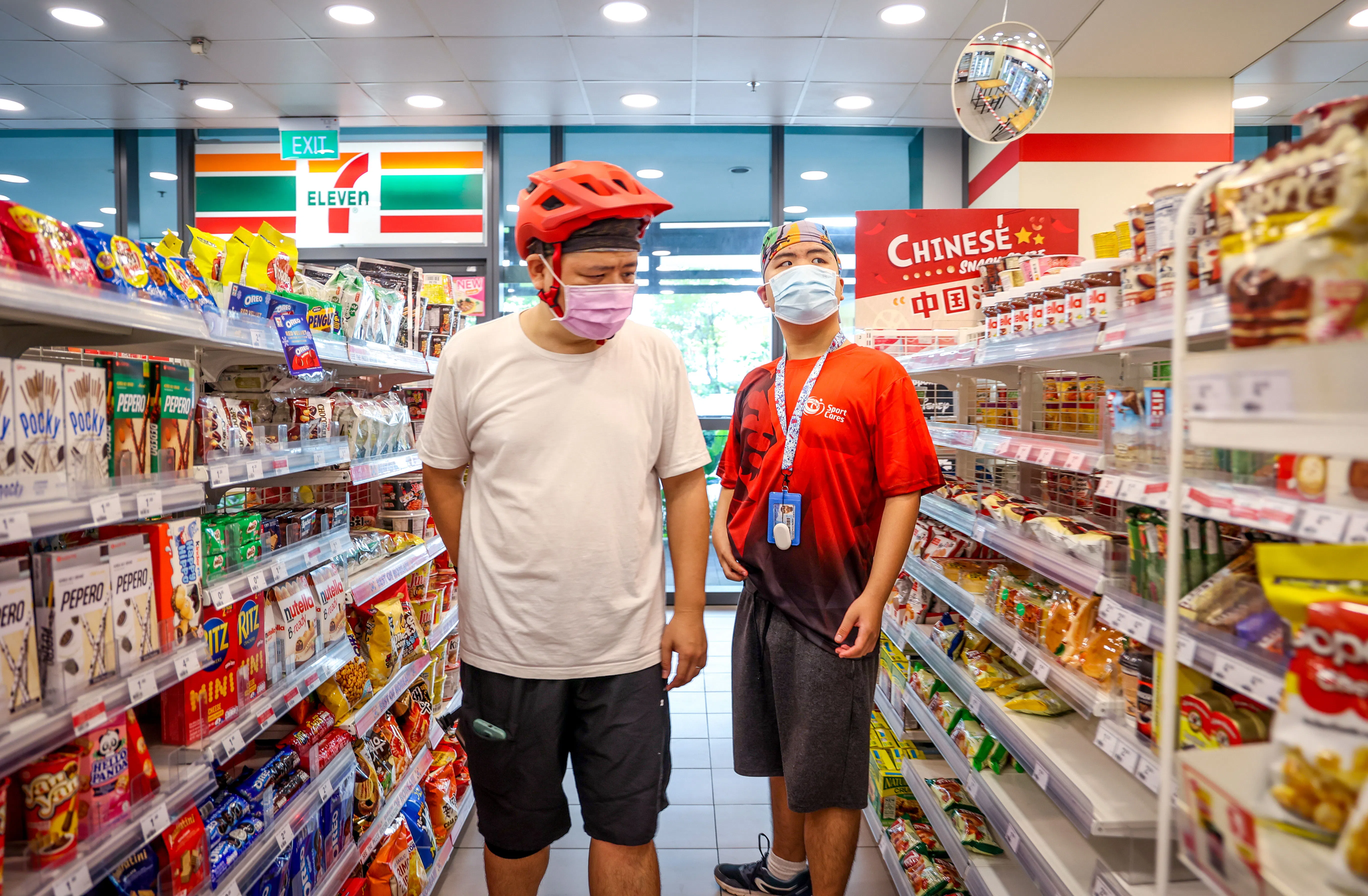 这次的路线我们以食物作为地标，因为能让乐乐努力骑行的其中一个原因是——食物！但事与愿违，来到7-11想买最爱的三明治，却一个也没有！Ah Bob爸爸一直说“Change is ok！”，乐乐也没有发脾气，看来进步了呢。（叶振忠摄）