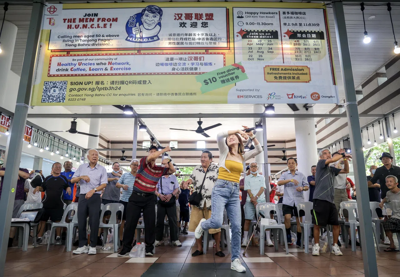 为促进50岁及以上男居民的健康并加强社区凝聚力，丹戎巴葛—中峇鲁区推出“汉哥联盟”计划，通过共进早餐和简单的运动，让他们保持健康的生活方式。（叶振忠摄）