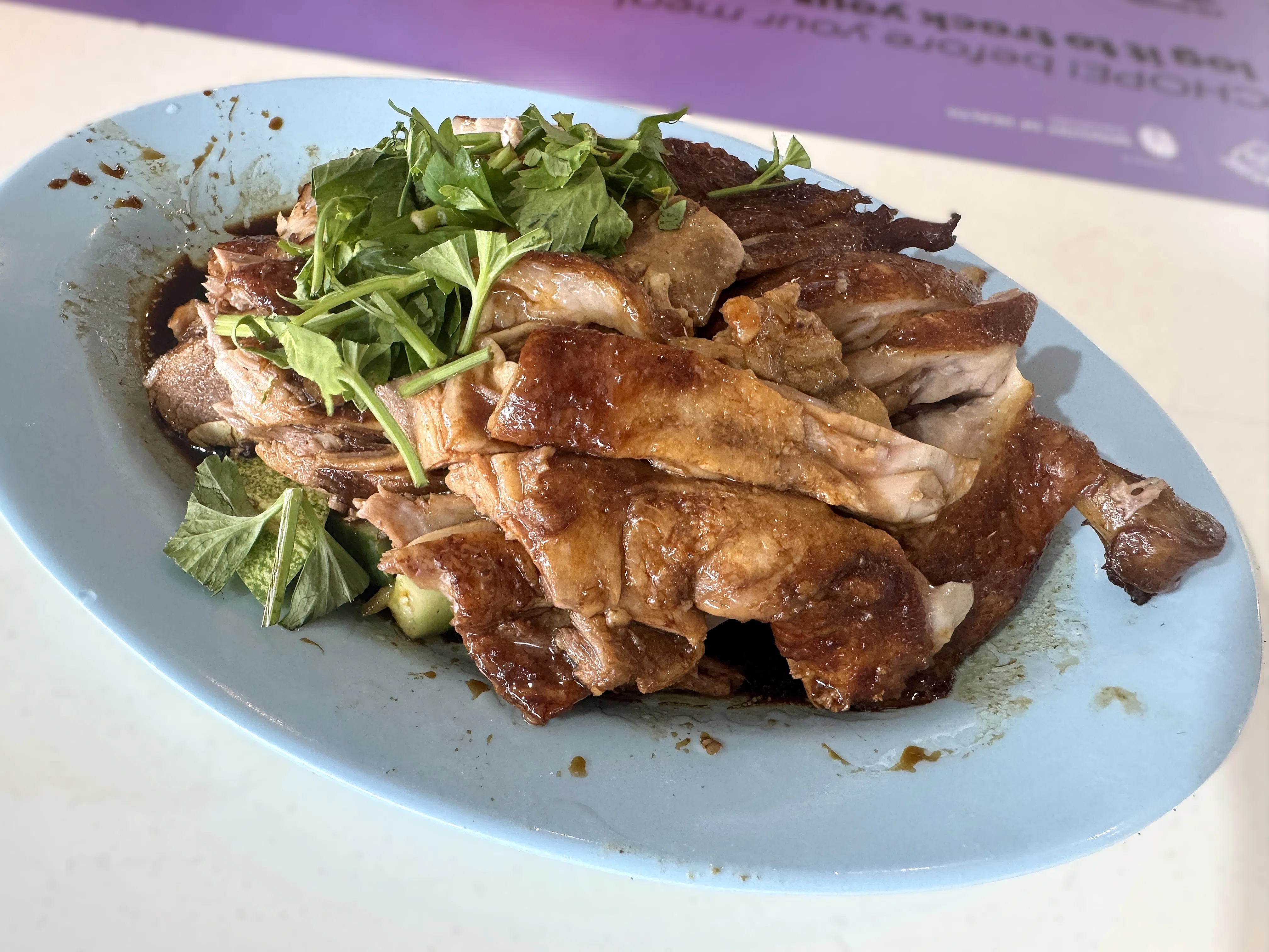 必点卤鸭肉，两人份分量不少。（翁铭芯摄）