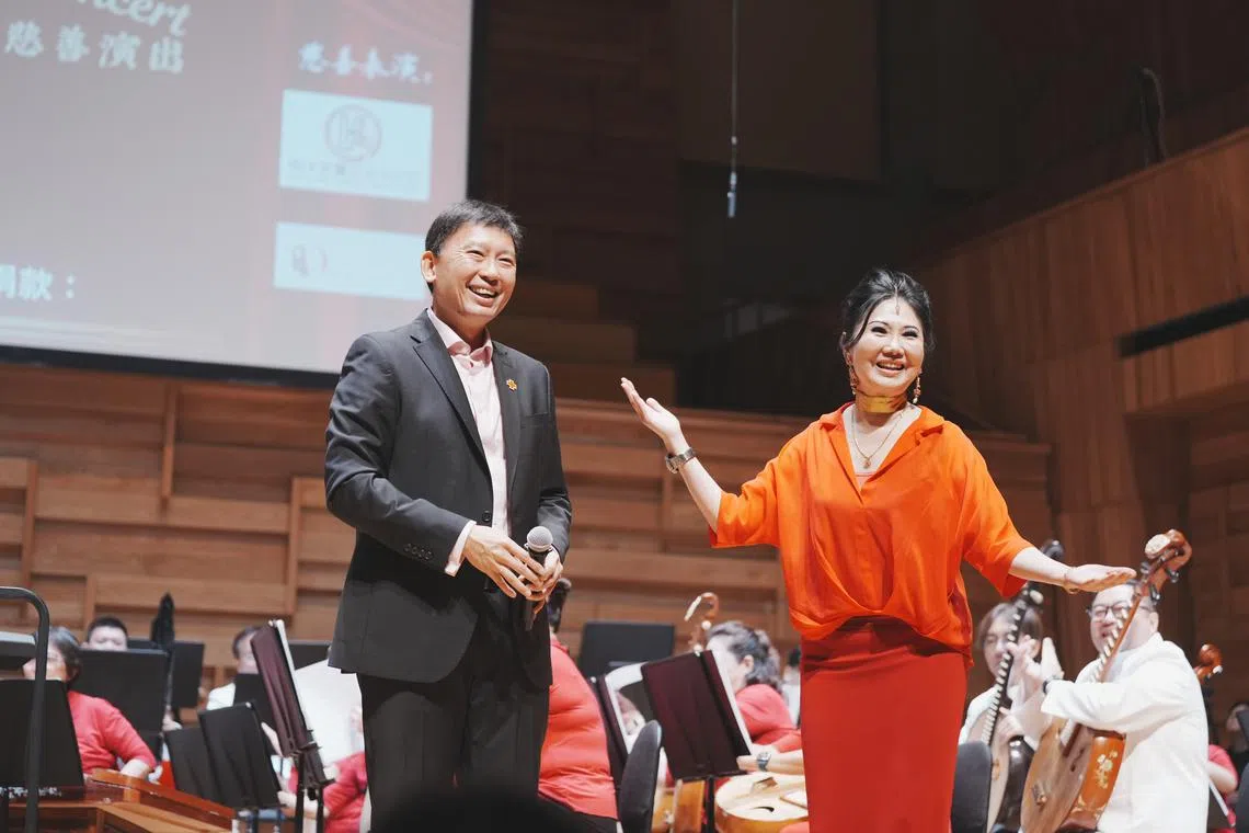 主宾国家发展部长徐芳达（左）和演出策划兼导演萧立娟，一起为慈善献力。（红十字会提供）