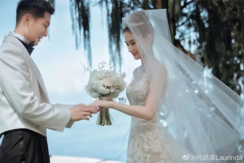 窦骁（左）和何超莲2023年在峇厘岛举行梦幻婚礼。（取自微博）