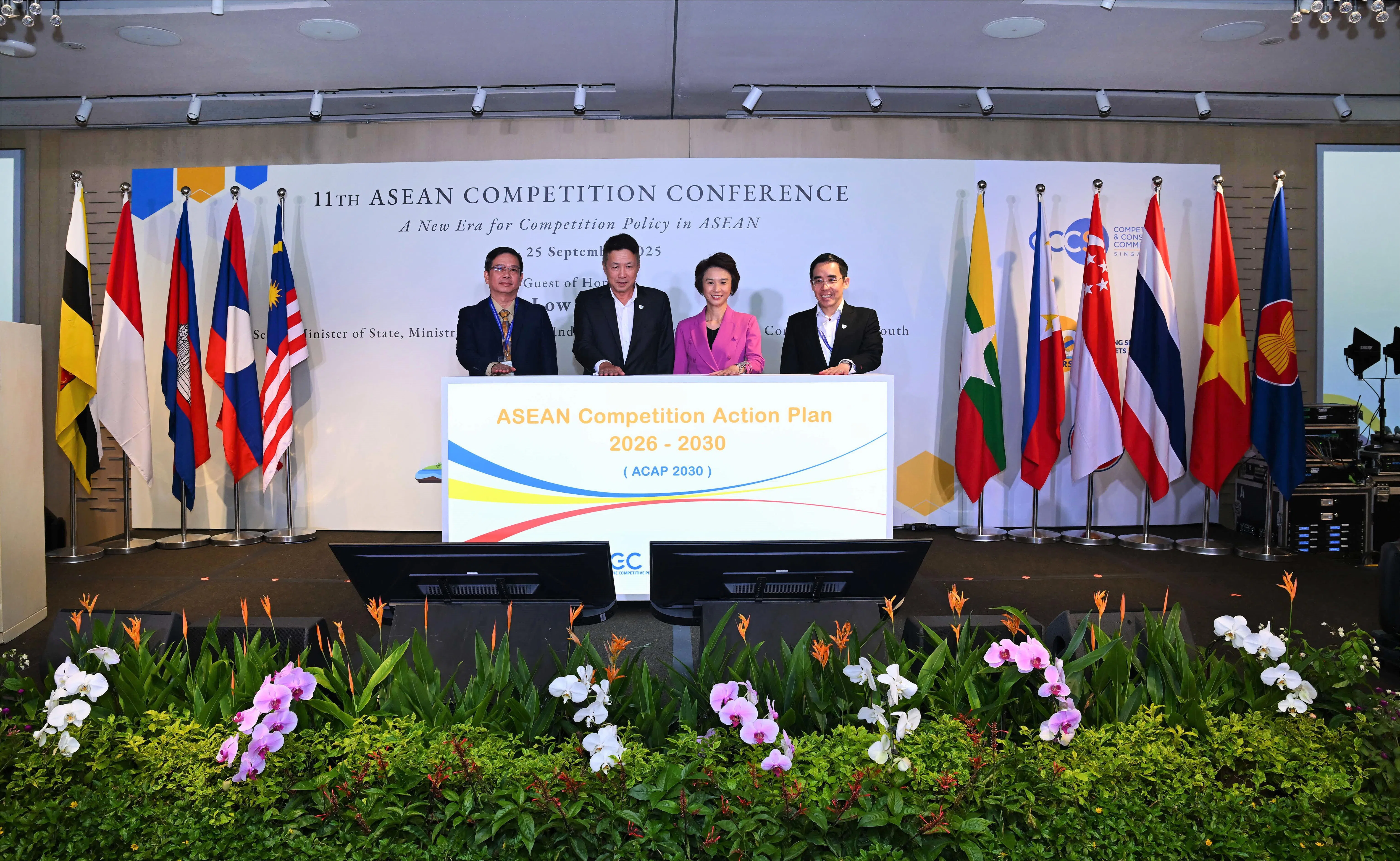 由左至右：柬埔寨竞争委员会（Cambodia Competition Commission）独立委员维拉克（Din Virak）、新加坡竞争与消费者委员会主席罗锦伟、贸工部兼文化、社区及青年部高级政务部长刘燕玲刘燕玲，以及竞消委首席执行官高明新。（新加坡竞争与消费者委员会提供）