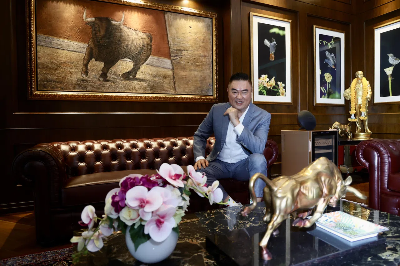 陈积光的办公室里，挂着一幅显眼的公牛油画。（郑一鸣摄）