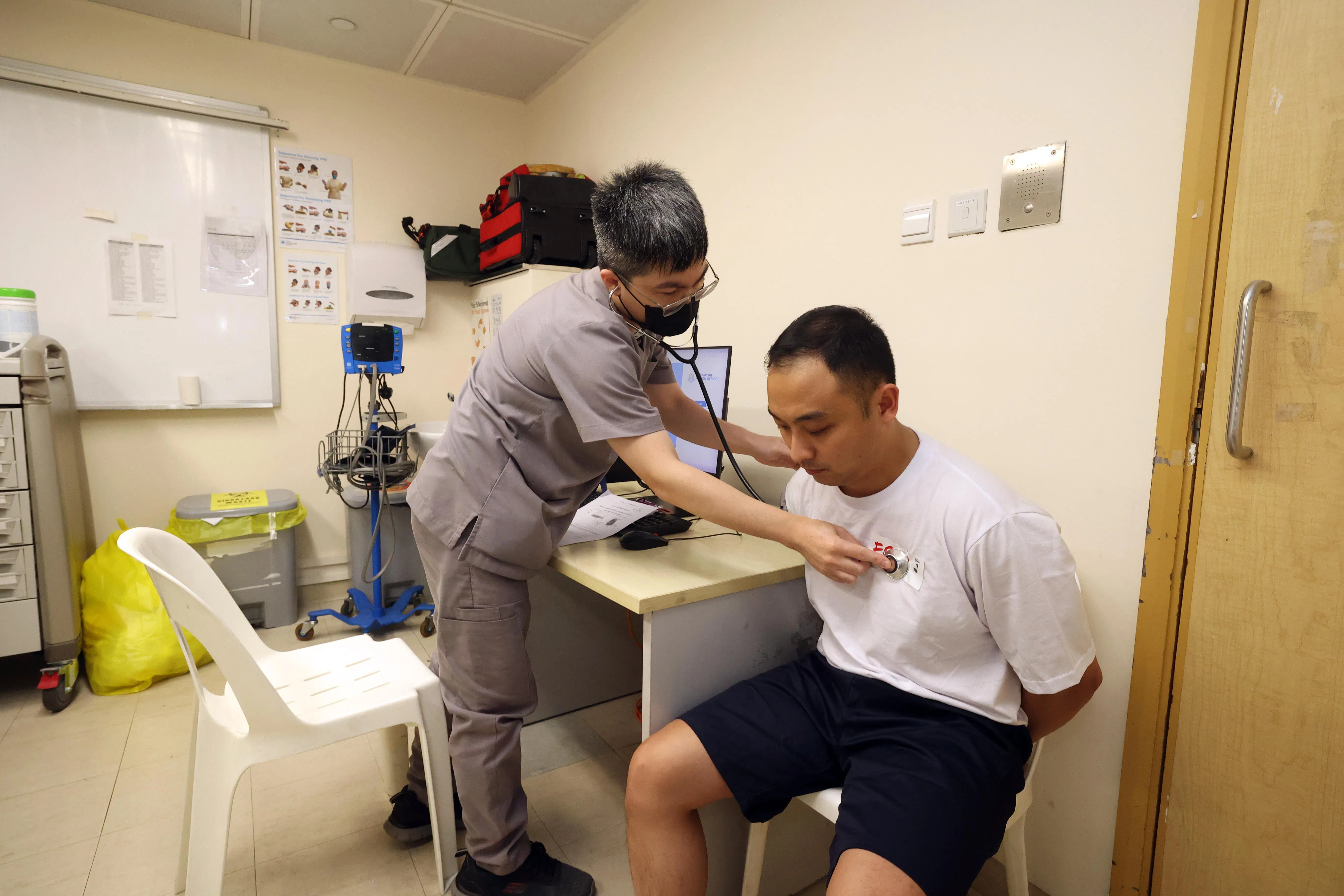 监狱内医生为囚犯进行体检后，囚犯就会送入牢房。（邝启聪摄）