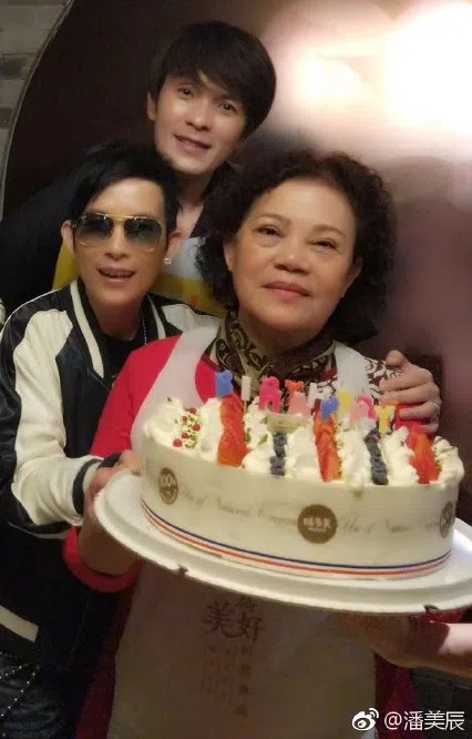 潘美辰与音乐人哥哥潘协庆、妈妈合影。（互联网）