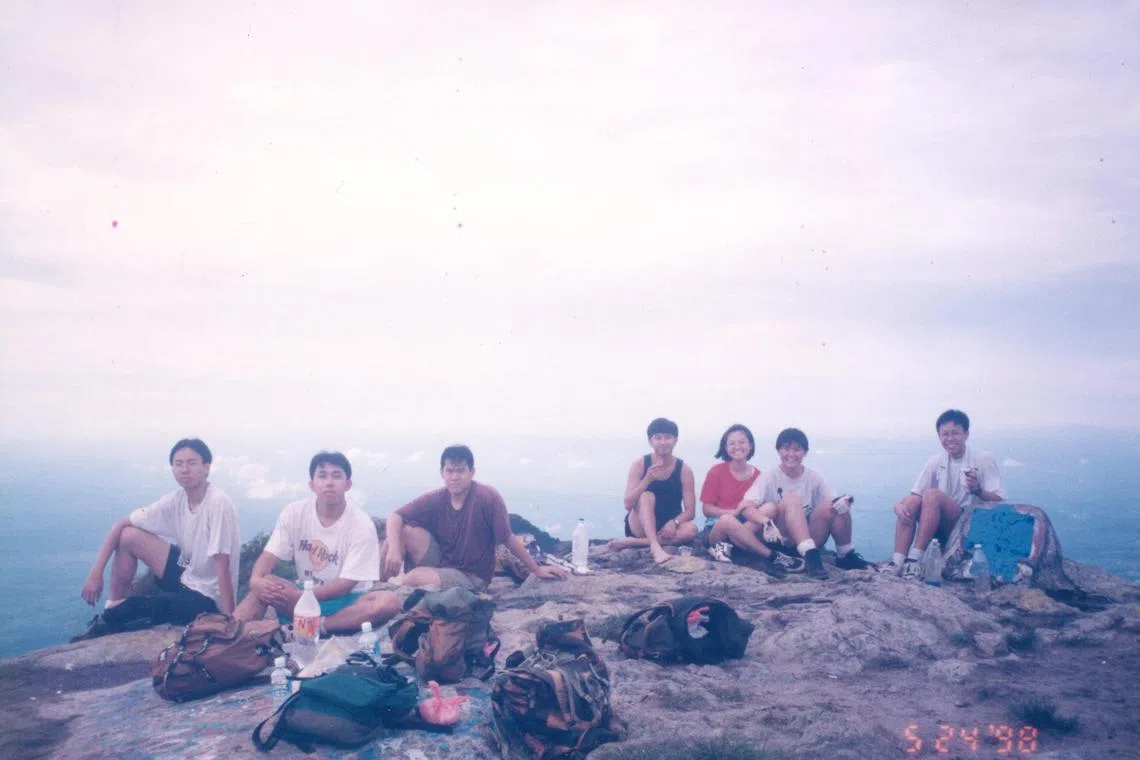 年轻时的林来福（左四）和吴盈莹（左五），跟朋友到柔佛金山露营。（受访者提供）