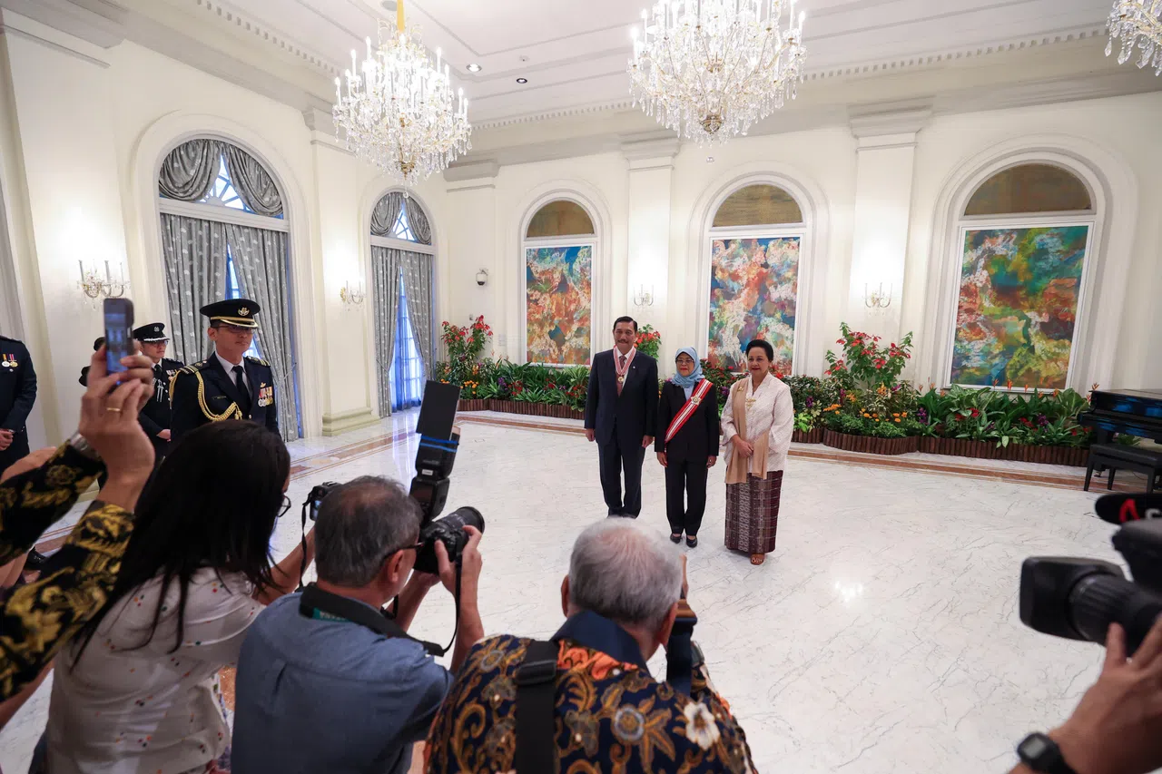 系上绶带的哈莉玛总统当天也向印尼海洋与投资统筹部长卢胡特授予殊功勋章。在典礼结束后，到大厅与卢胡特和夫人合影。（白艳琳摄）
