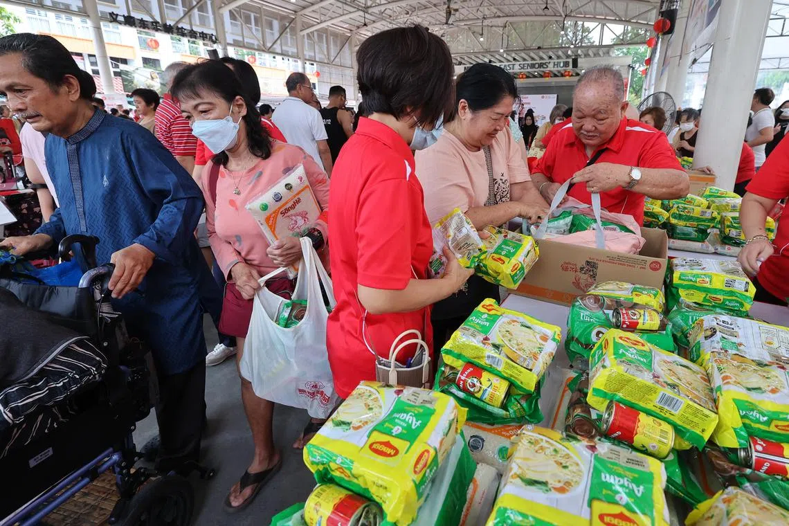 义顺集选区居民只需以1元购买礼券，就能兑换价值20元的生活必需品。（唐家鸿摄）