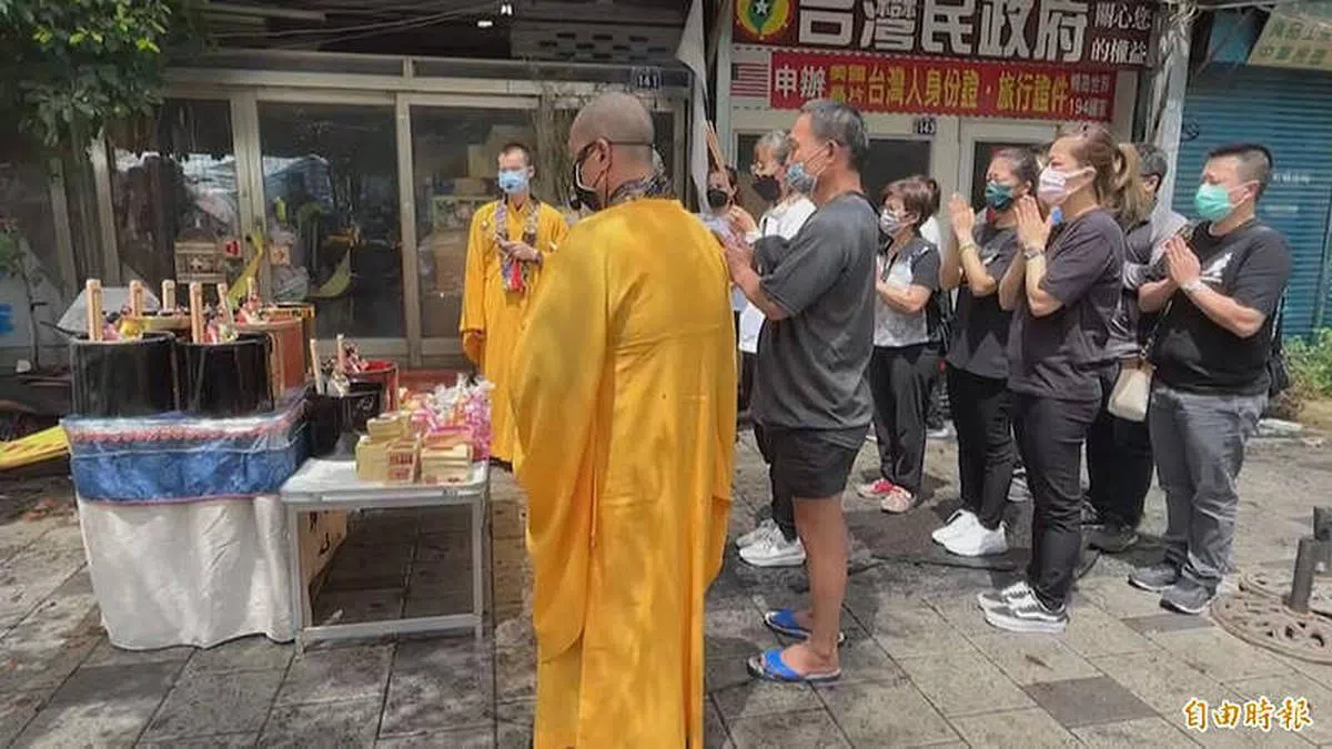 新竹轮胎行陈姓老板率家人今早为葬身火海的八名家人办招魂仪式。（自由时报）