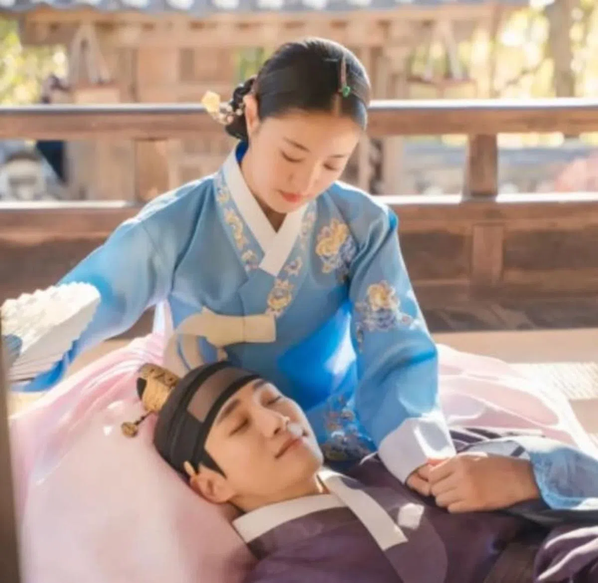 《衣袖红镶边》让男女主角李俊昊和李世荣人气大升。（互联网）