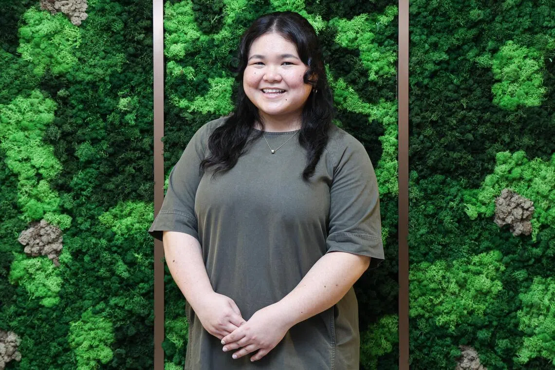 张恩琳今年中加入国家气候变化秘书处，旨在从政策着手，推进绿色转型，以实现国家减排目标。她说：“国家气候变化秘书处负责协调政府各部门的政策，推动气候行动同时，也保护新加坡长期的竞争力。”（关俊威摄）