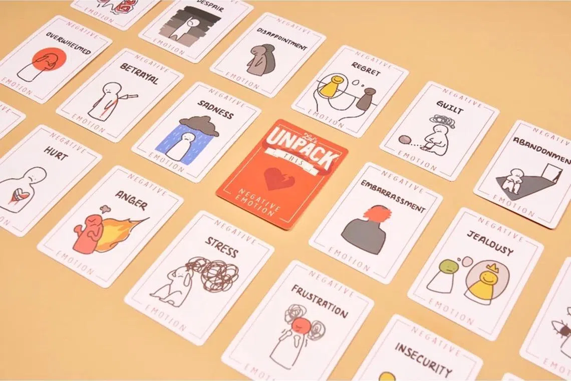 《解开心结》游戏卡列出困扰人们的负面情绪。（Happiness Initiative提供）