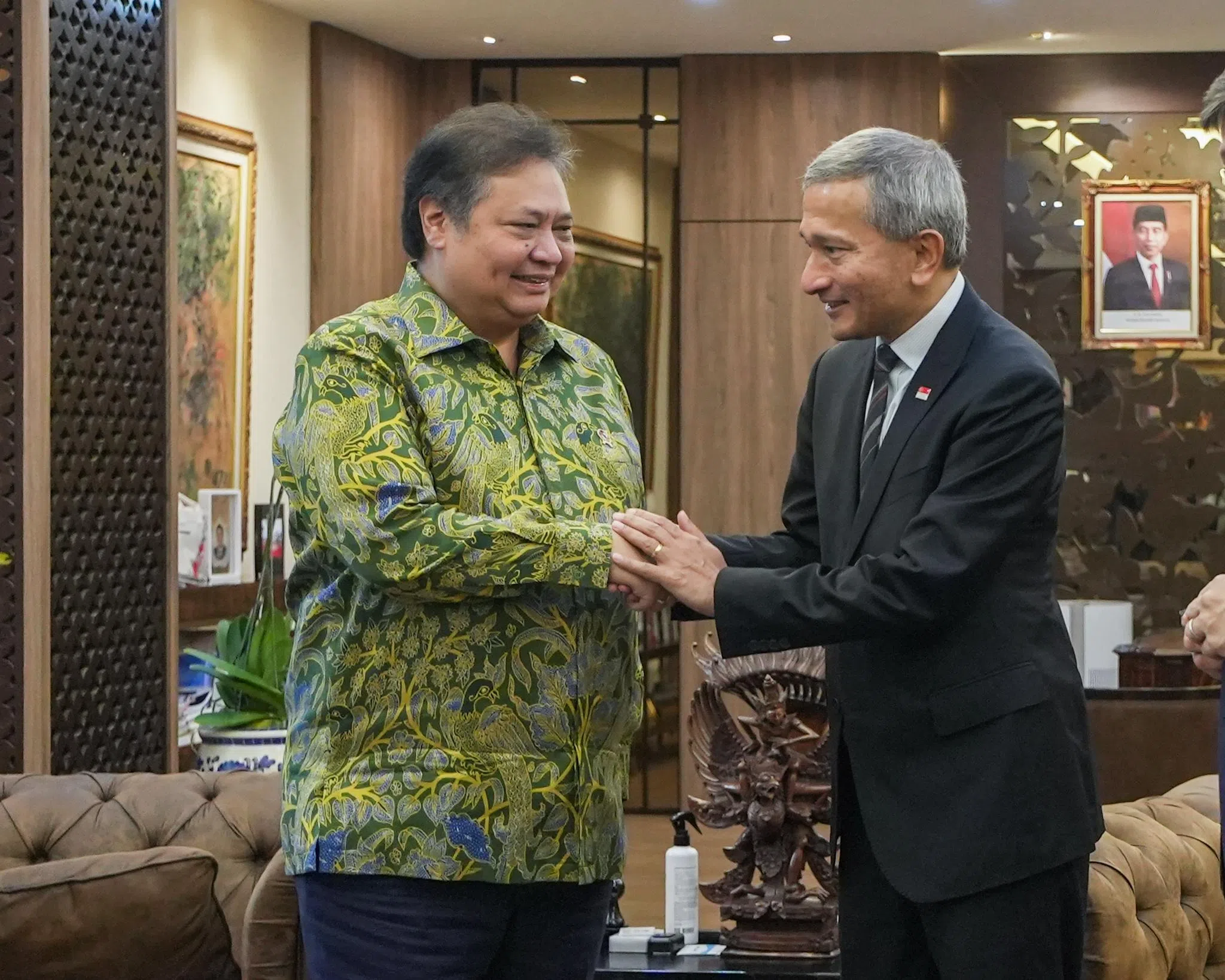 我国外长维文医生（右）会见印尼经济事务统筹部长艾尔朗加（左）。（新加坡外交部提供）