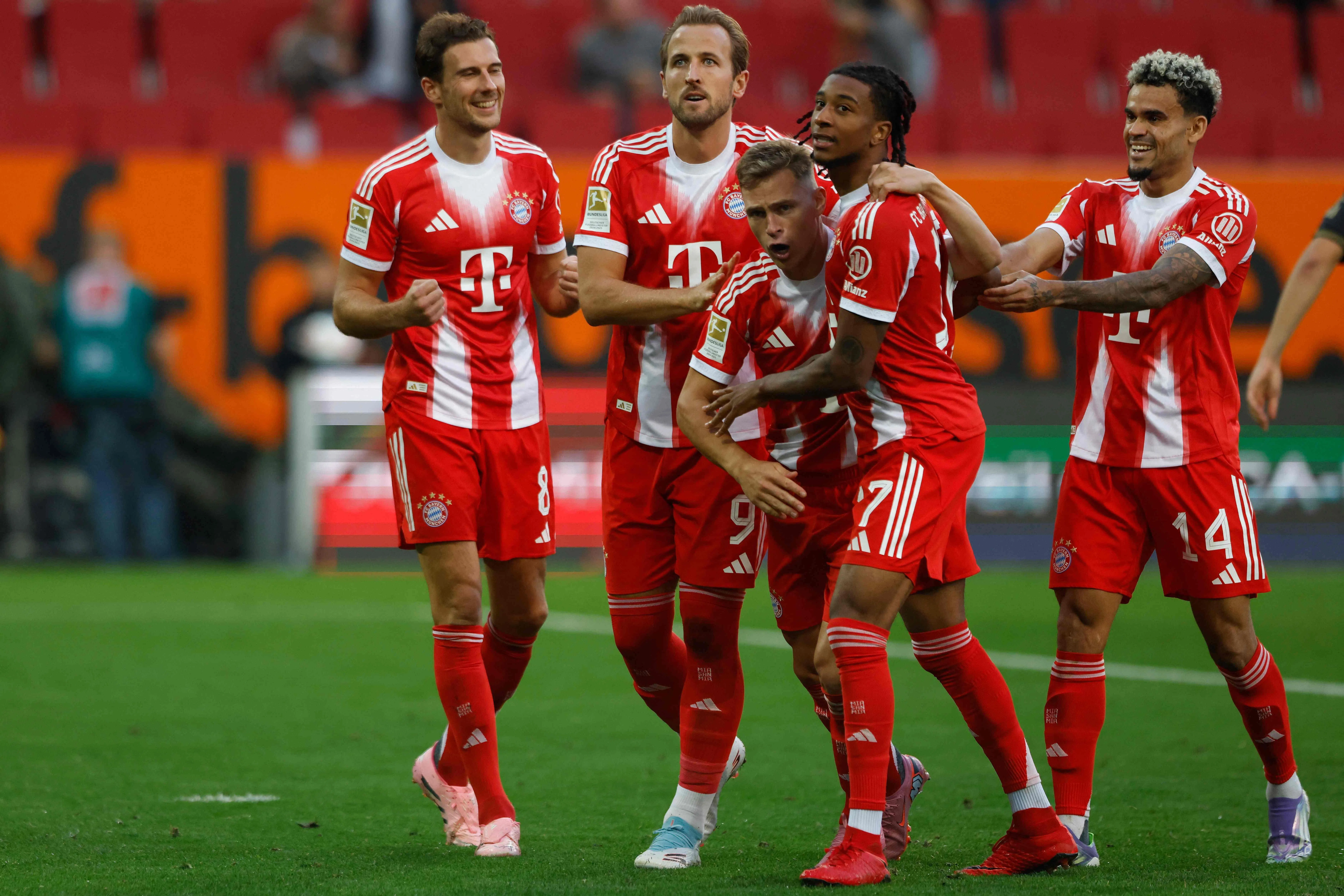 由英格兰队长凯恩（左二）、法国飞翼奥里瑟（右二）和哥伦比亚边锋迪亚斯（右一）组成的拜仁三叉戟，本季已在15场各项比赛联手攻入37球。（法新社档案照片）