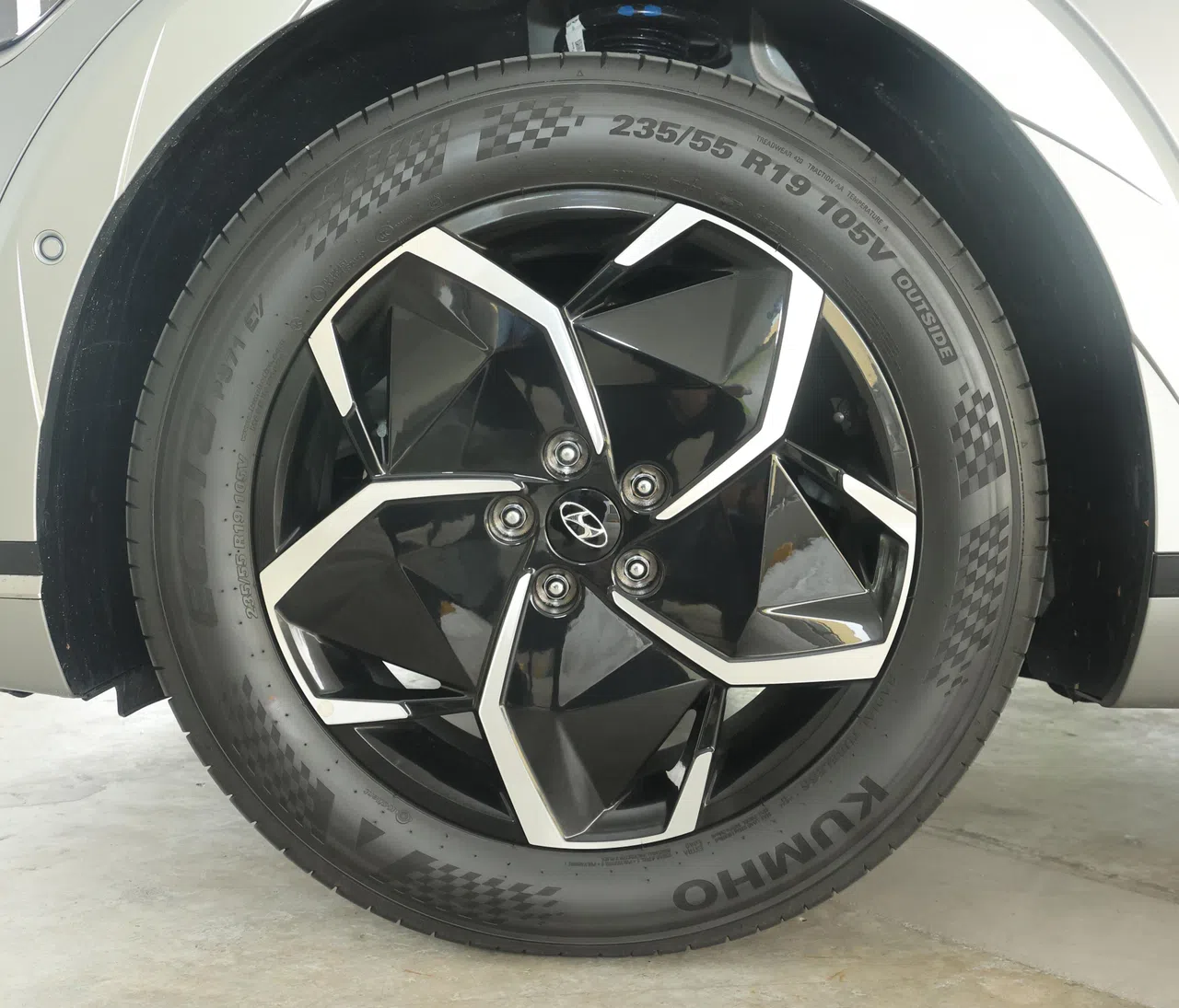 车子采用19英寸轮毂，运动感十足。（邬福梁摄）