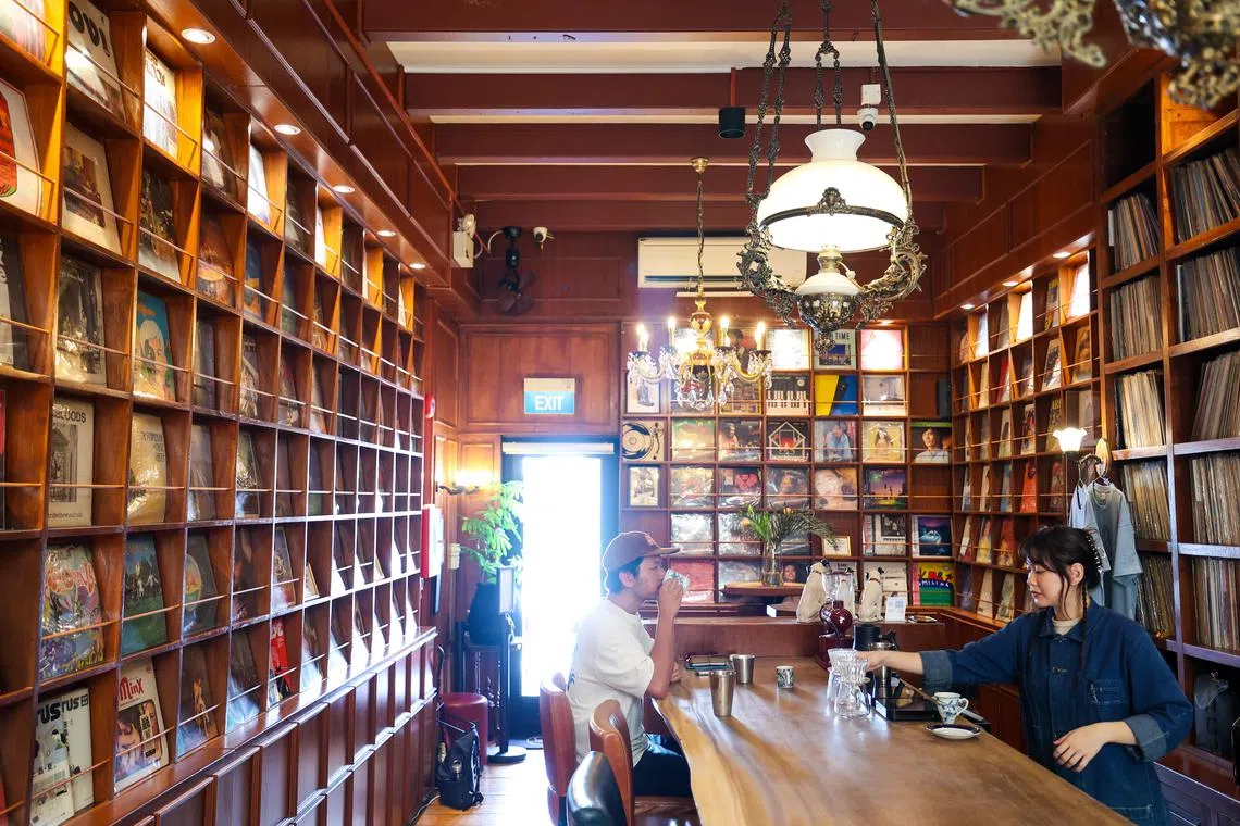 Corner Corner咖啡馆融入黑胶唱片聆听体验，每天根据氛围精心挑选唱片。（林明顺摄）