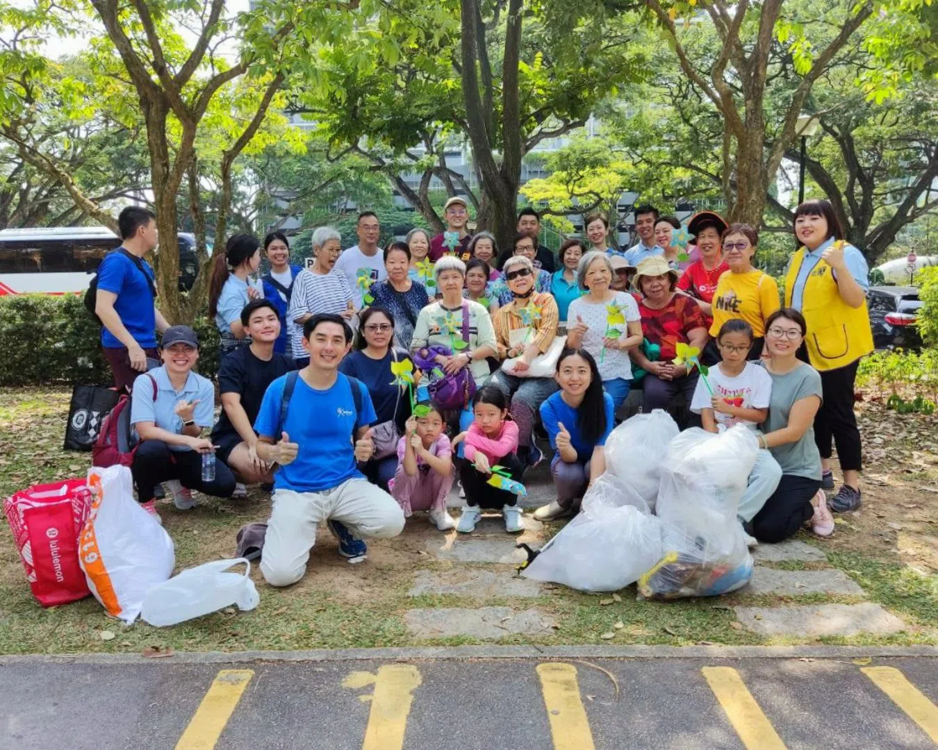 2023年的世界环境清洁日，亲乐团邀请新加坡联合服务合作社活跃乐龄中心的年长者一起到西海岸公园捡垃圾。（受访者提供）