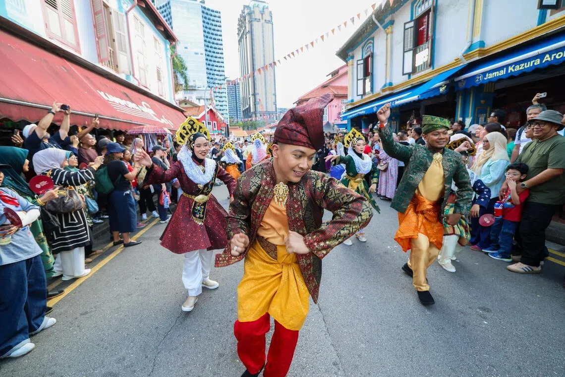 马来文化馆周边安排街头表演，庆祝文化馆重新开放，吸引许多公众围观。一系列相关活动将举行至5月3日。（陈斌勤摄）