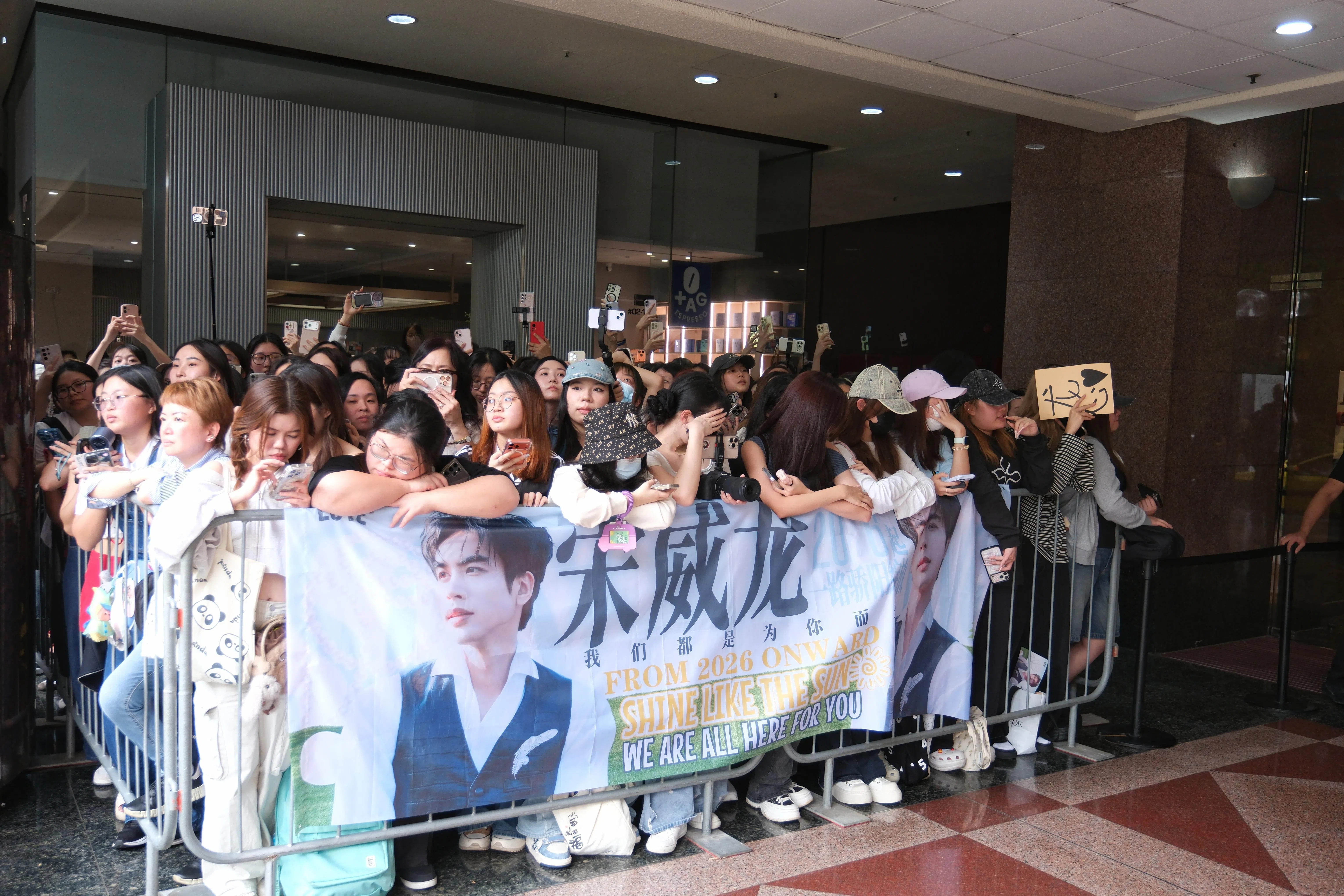 宋威龙粉丝后援会成员带着应援横幅飞来新加坡。（曾坤顺摄）