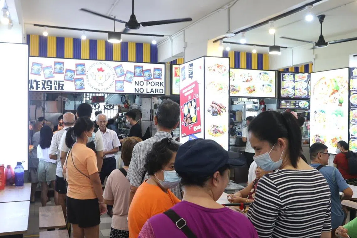 未到中午，摊位外就已经排起长龙。（庄耿闻摄）