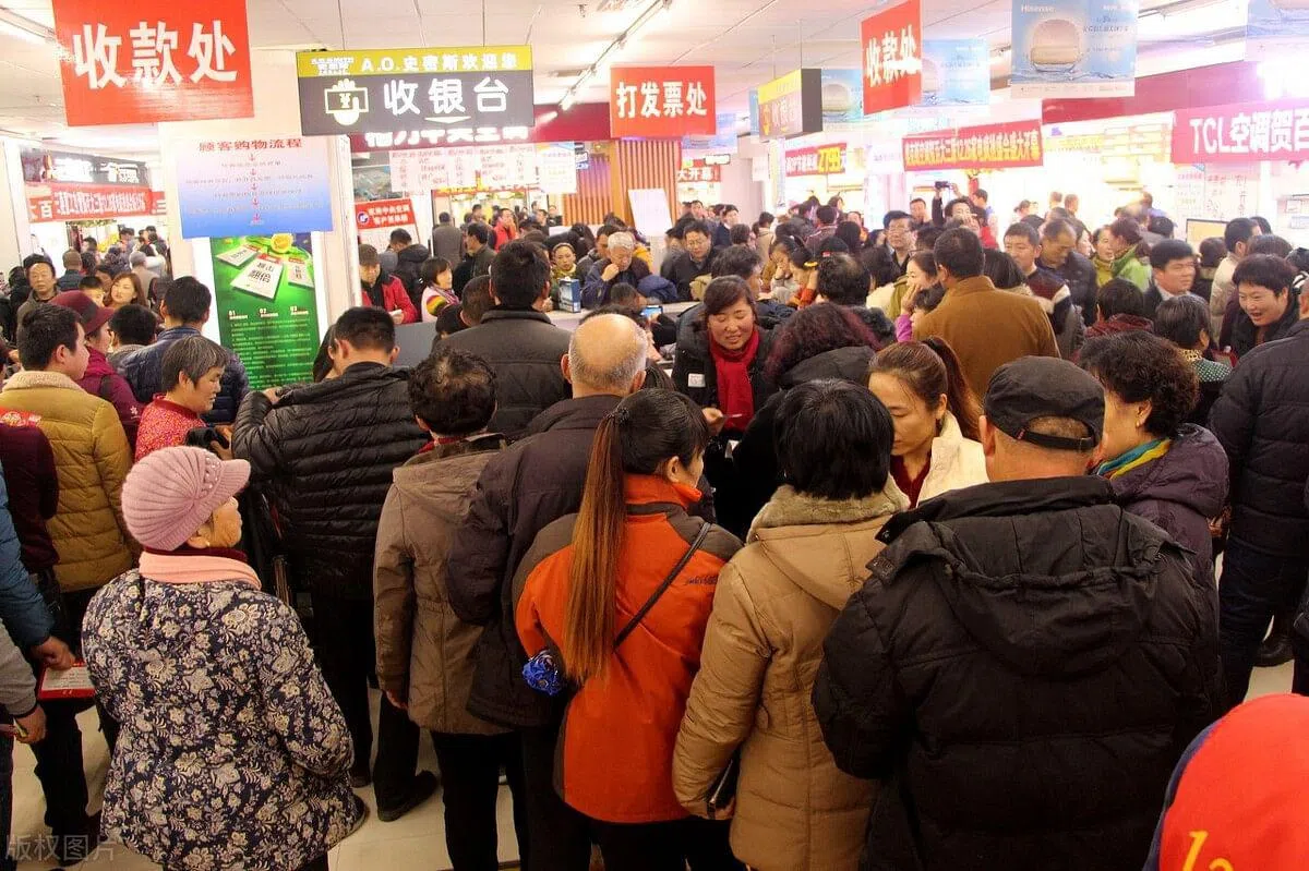 不少民众从2日起涌入超市与菜市场抢购物资。（互联网）