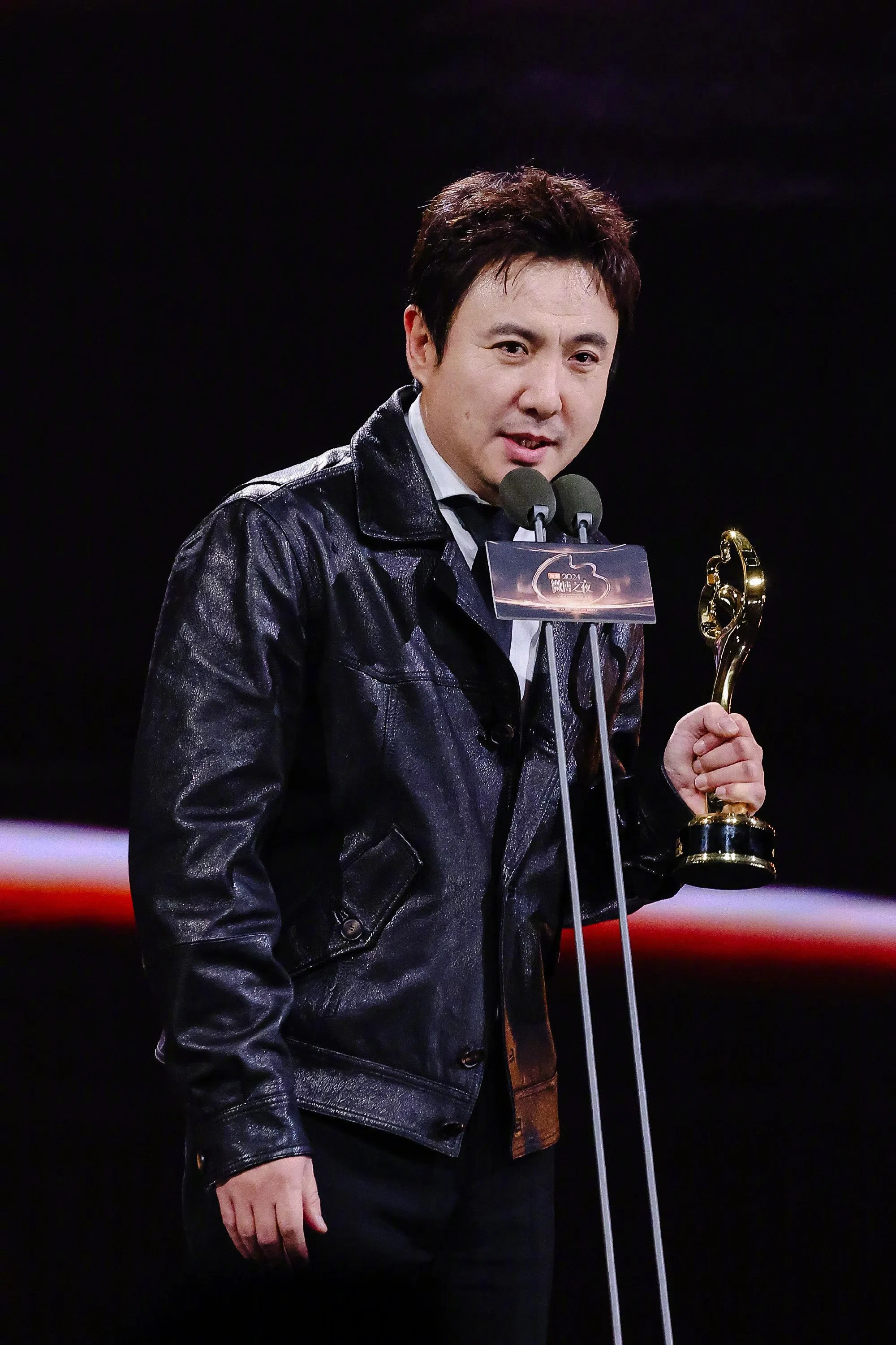 沈腾台下偷吃饼干的样子被拍下。（取自微博之夜官方微博）