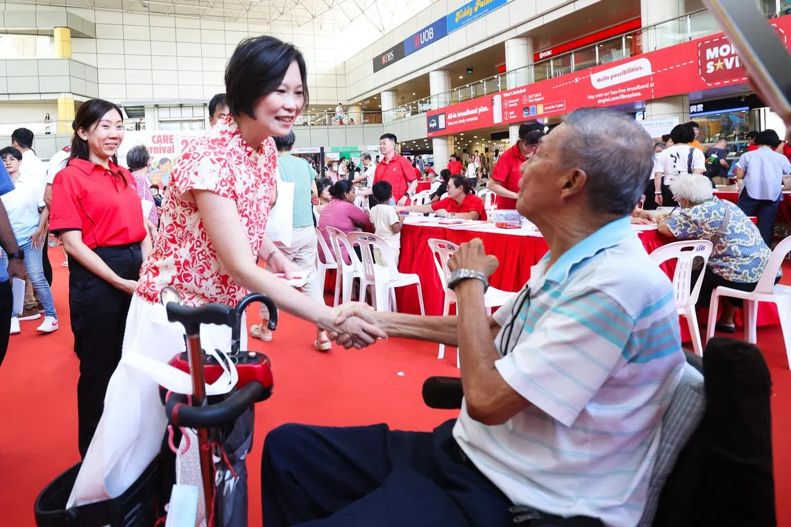 外交部兼贸工部政务部长颜晓芳（左）出席嘉年华，向在场的公众问好。（蔡家增摄）