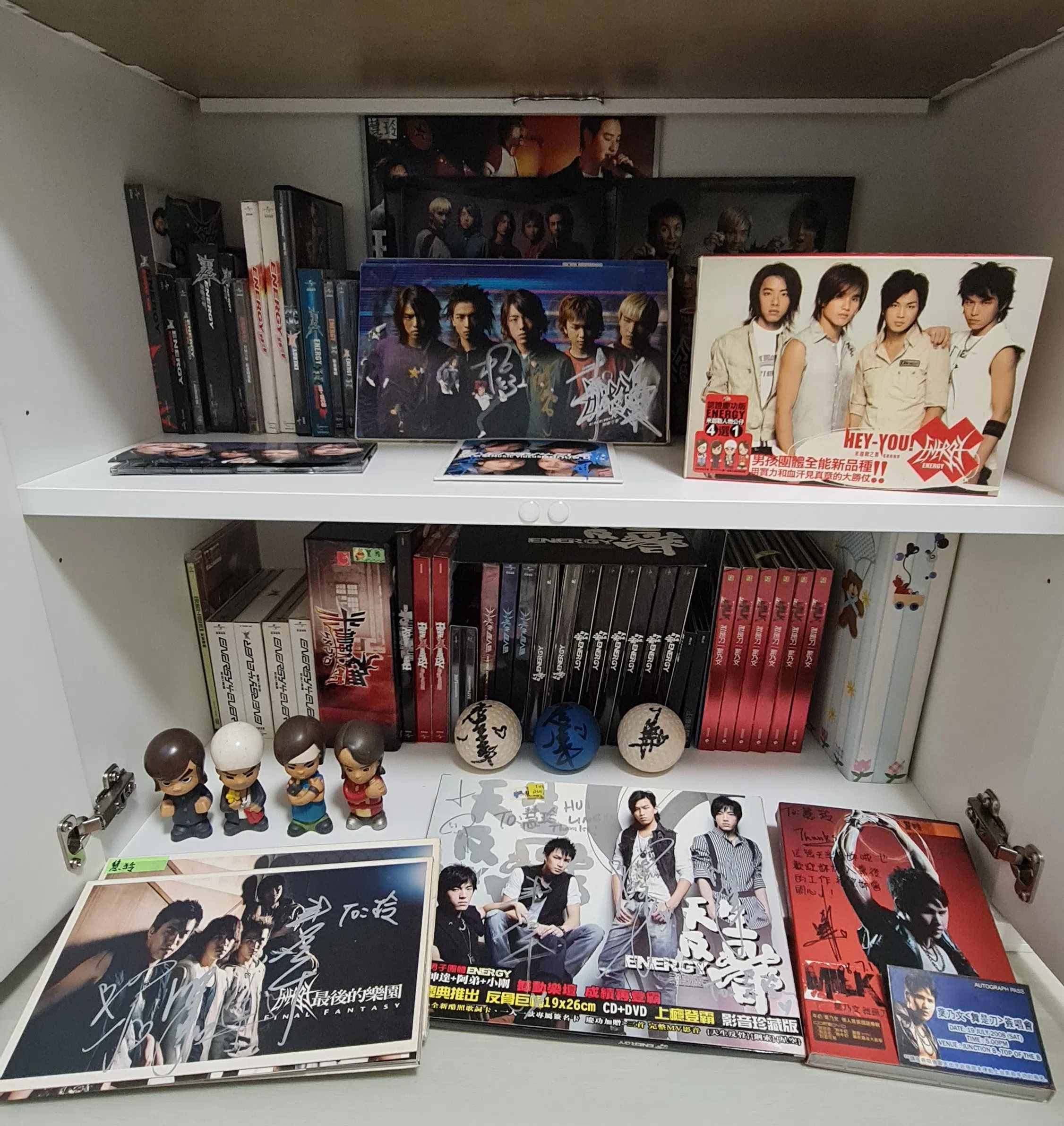 资深粉丝慧玲珍藏的Energy专辑及周边商品。（受访者提供）