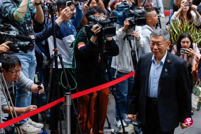 台灣在野的民眾黨前主席柯文哲被訴京華城容積率收賄等罪案,被求刑28年六個月,台北地方法院星期四(3月26日)下午一審宣判,柯文哲被判17年有期徒刑,褫奪公權六年,可上訴。圖為他抵達法院時神情輕鬆。 (路透社) 台灣在野的民眾黨前主席柯文哲被訴京華城容積率收賄等罪案,被求刑28年六個月,台北地方法院星期四(3月26日)下午一審宣判,柯文哲被判17年有期徒刑,褫奪公權六年,可上訴。圖為他抵達法院時神情輕鬆。 (路透社)