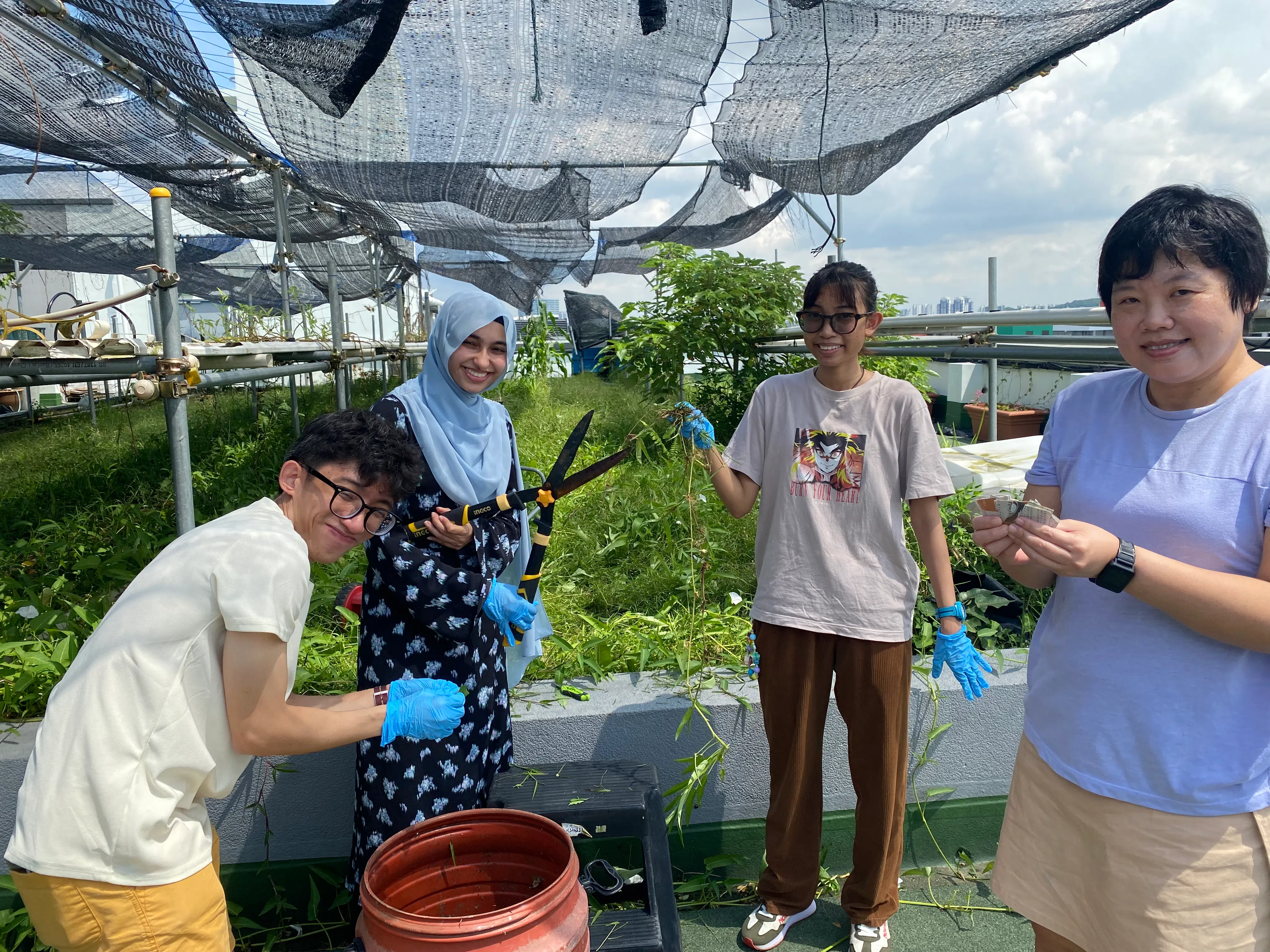 纳迪拉（左二）是新社科大学可持续学生委员会的创办人兼主席，图为她领导堆肥工作坊。（受访者提供）