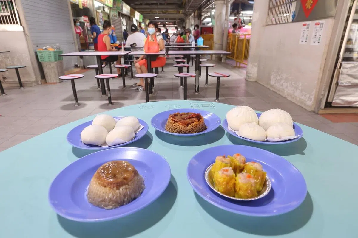 现做现卖的好记手工包、自制烧卖、饭菜及糯米鸡。（唐家鸿摄）