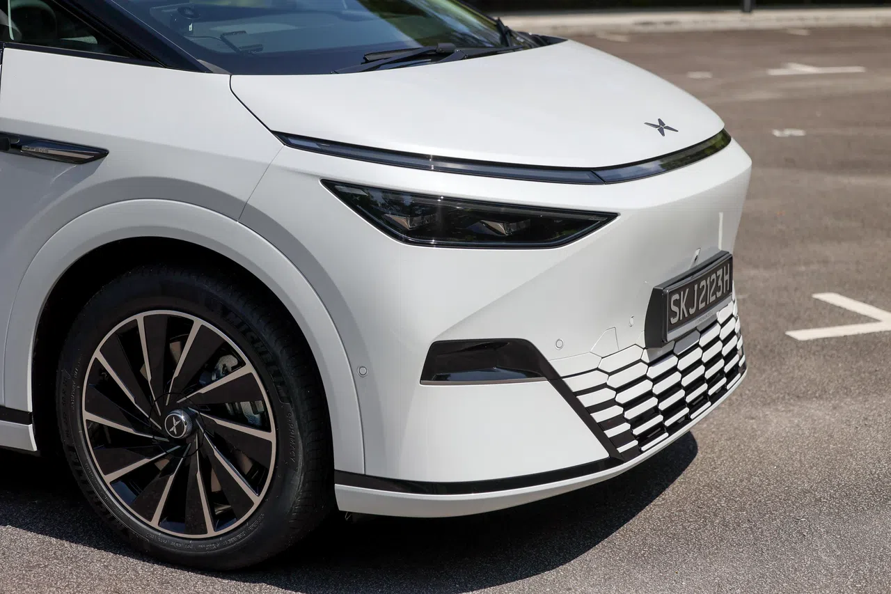 小鹏X9前脸采用贯穿式灯带，搭配下方网状格栅，极具辨识度。（龙国雄摄）