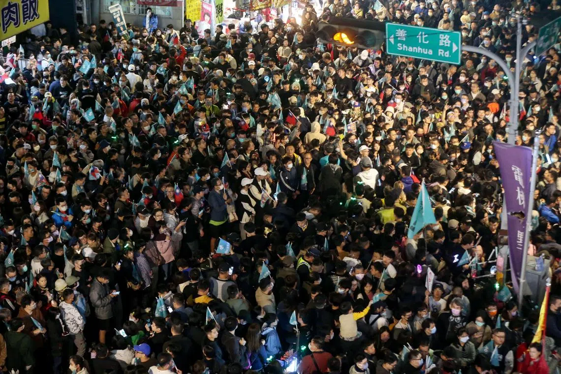 学者分析，民众党的弱势在于组织动员能力，但几场造势活动下来可以发现，参与人数破万比率很高，气势已经起来。图为民众党1月6日在台中举办的造势活动。（法新社）
