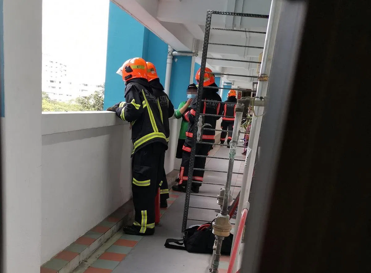 一名路过事发单位的送餐员闻到烧焦味，拨电通知民防人员到场。（取自面簿）