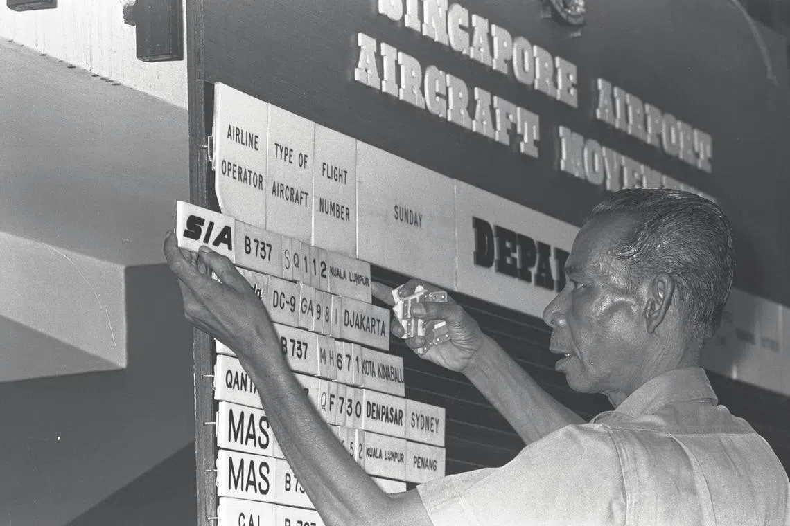 早年巴耶利峇机场的航班显示屏靠地勤人员双手操作、即时更新，似乎没有机器故障的顾虑。（档案照）